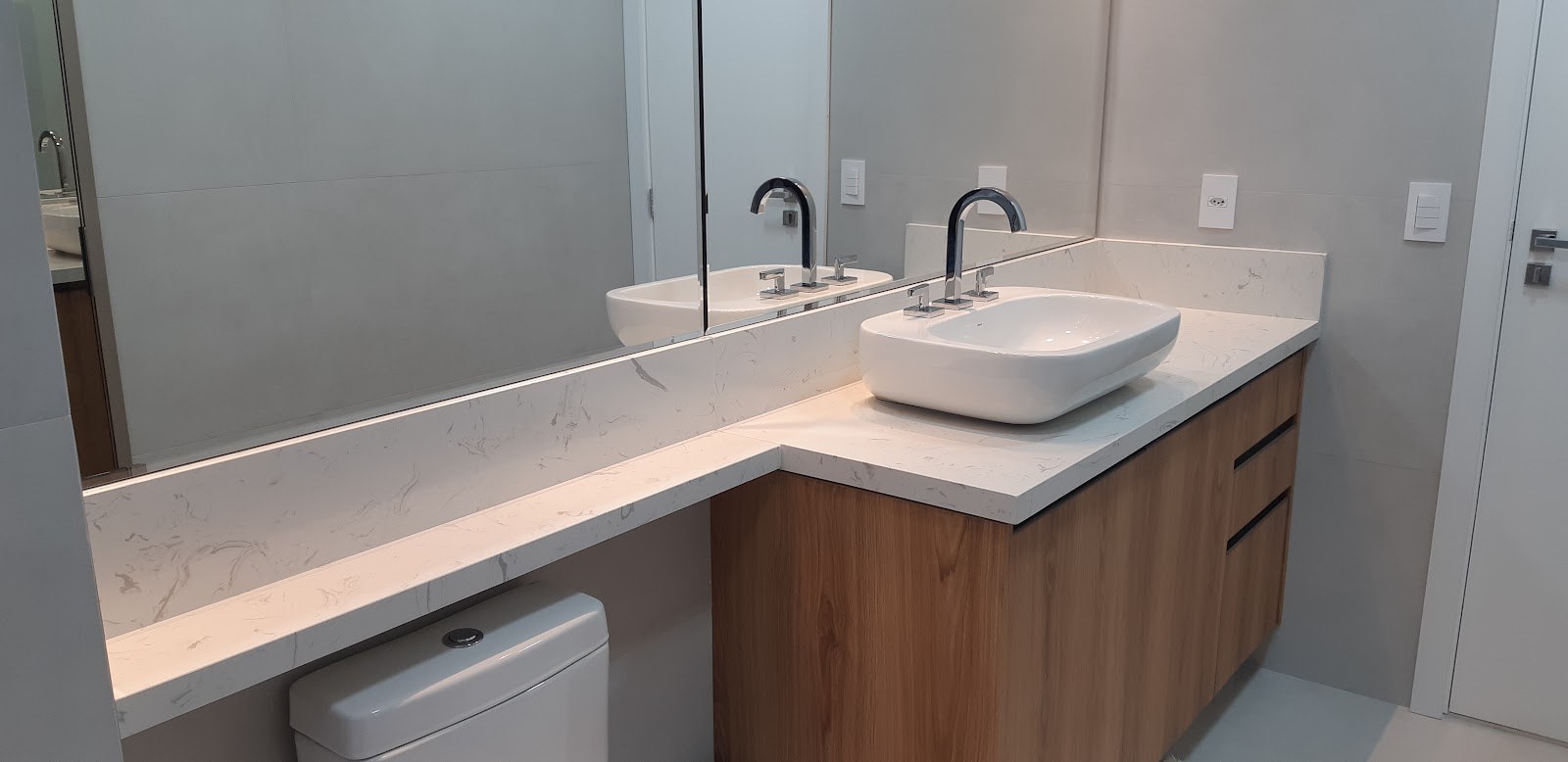 Bancada de lavabo em mármore branco feita pela Massimo Pedras