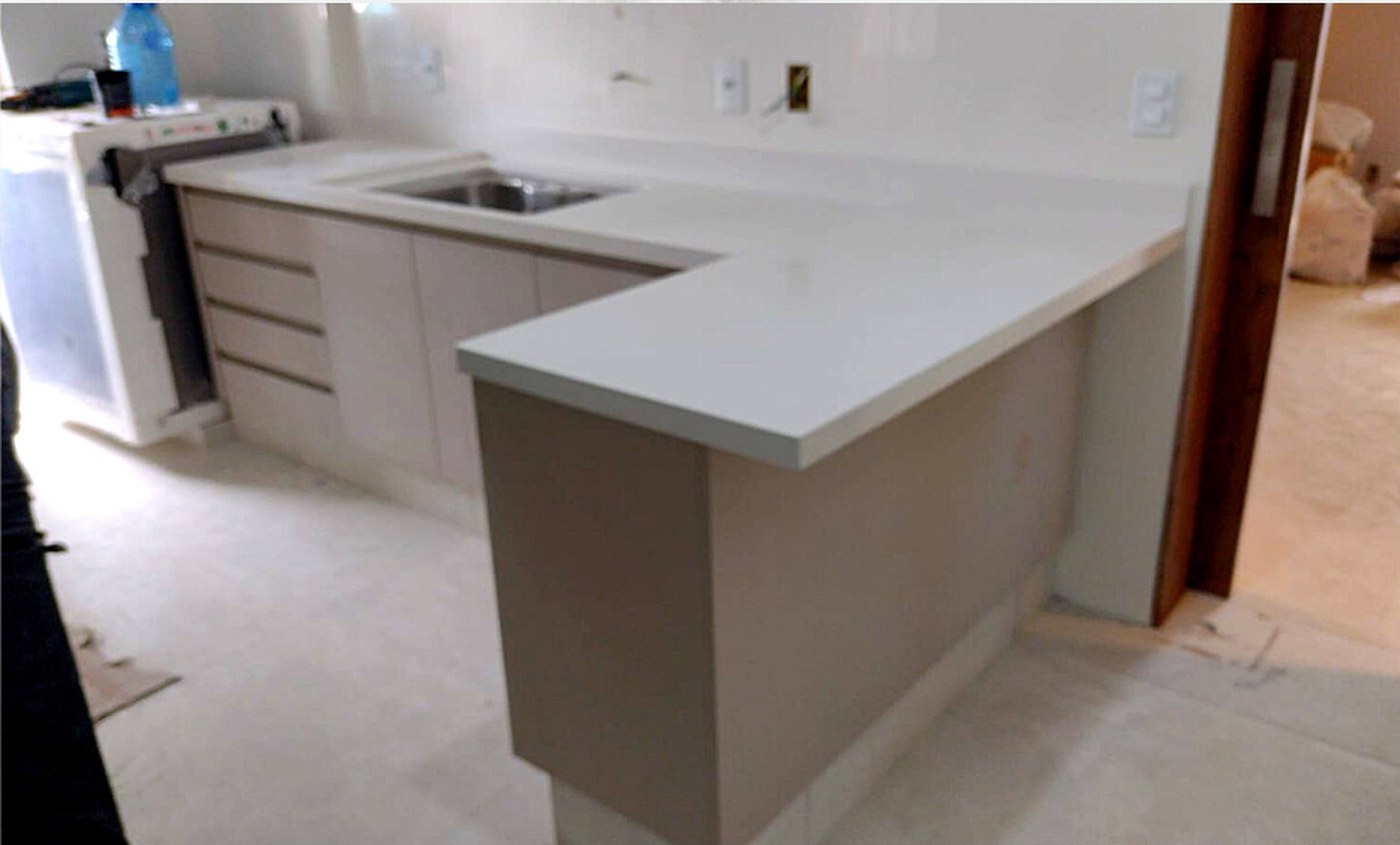Bancada de cozinha em L feita pela Massimo Pedras